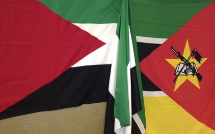 Bandeiras da Palestina e de Moçambique. Foto de B. Monjane